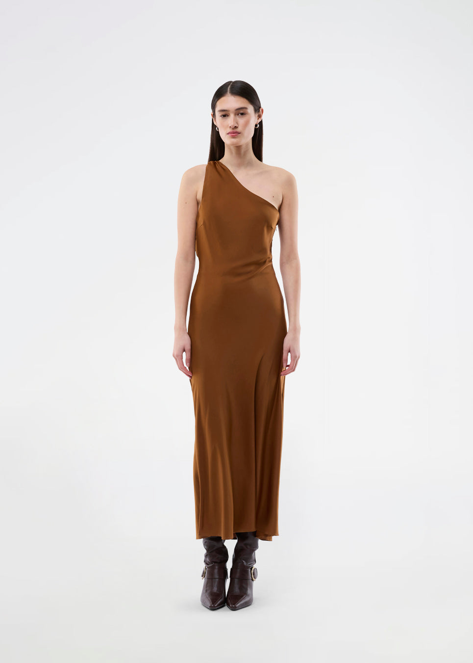 Lang one shoulder kjole i satin. NarcissaMD dress har en åben ryg med smukke detaljer og en usynlig lynlås i siden.