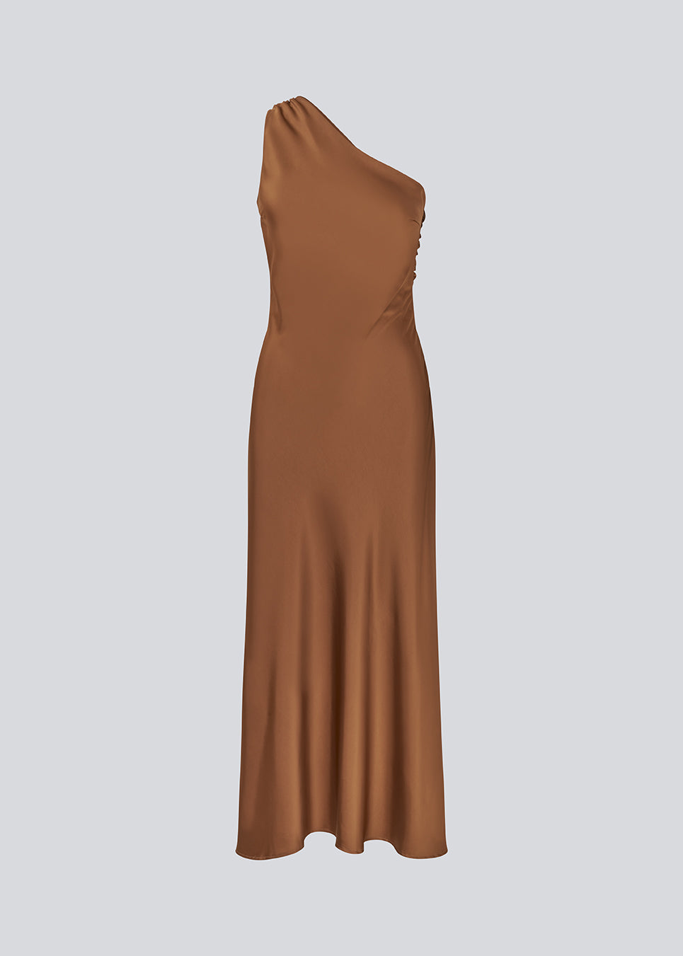 Lang one shoulder kjole i satin. NarcissaMD dress har en åben ryg med smukke detaljer og en usynlig lynlås i siden.