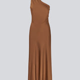 Lang one shoulder kjole i satin. NarcissaMD dress har en åben ryg med smukke detaljer og en usynlig lynlås i siden.
