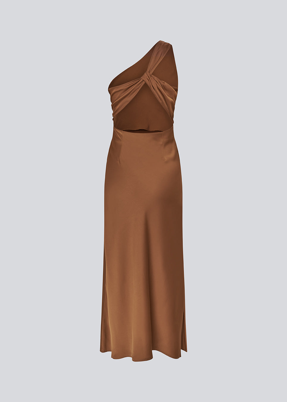 Lang one shoulder kjole i satin. NarcissaMD dress har en åben ryg med smukke detaljer og en usynlig lynlås i siden.