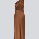 Lang one shoulder kjole i satin. NarcissaMD dress har en åben ryg med smukke detaljer og en usynlig lynlås i siden.