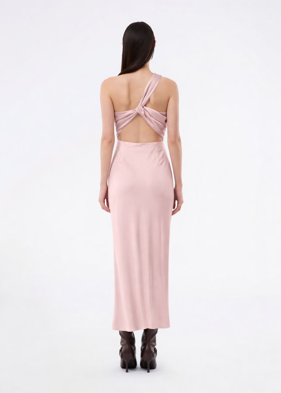 Lang one shoulder kjole i satin. NarcissaMD dress har en åben ryg med smukke detaljer og en usynlig lynlås i siden.