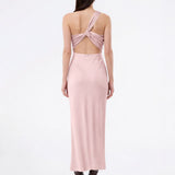 Lang one shoulder kjole i satin. NarcissaMD dress har en åben ryg med smukke detaljer og en usynlig lynlås i siden.