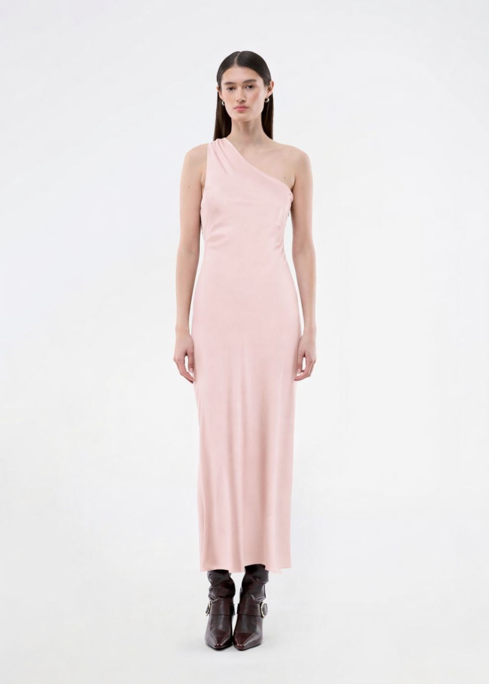 Lang one shoulder kjole i satin. NarcissaMD dress har en åben ryg med smukke detaljer og en usynlig lynlås i siden.