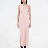Lang one shoulder kjole i satin. NarcissaMD dress har en åben ryg med smukke detaljer og en usynlig lynlås i siden.