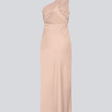 Lang one shoulder kjole i satin. NarcissaMD dress har en åben ryg med smukke detaljer og en usynlig lynlås i siden.