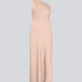 Lang one shoulder kjole i satin. NarcissaMD dress har en åben ryg med smukke detaljer og en usynlig lynlås i siden.
