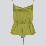 Løs top i grøn med tynde justerbarer stropper i satin. NarcissaMD strap top har et tyndt bindebånd i taljen og en vandfaldsdetalje fortil.