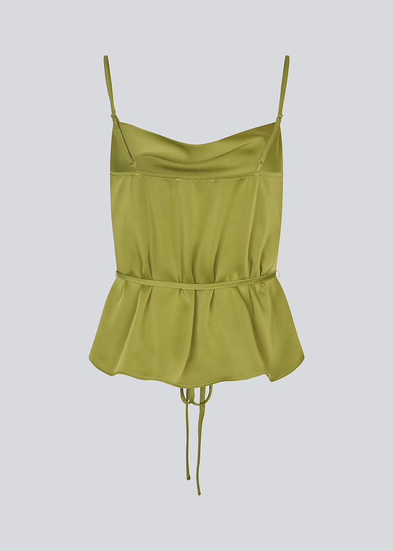 Løs top i grøn med tynde justerbarer stropper i satin. NarcissaMD strap top har et tyndt bindebånd i taljen og en vandfaldsdetalje fortil.