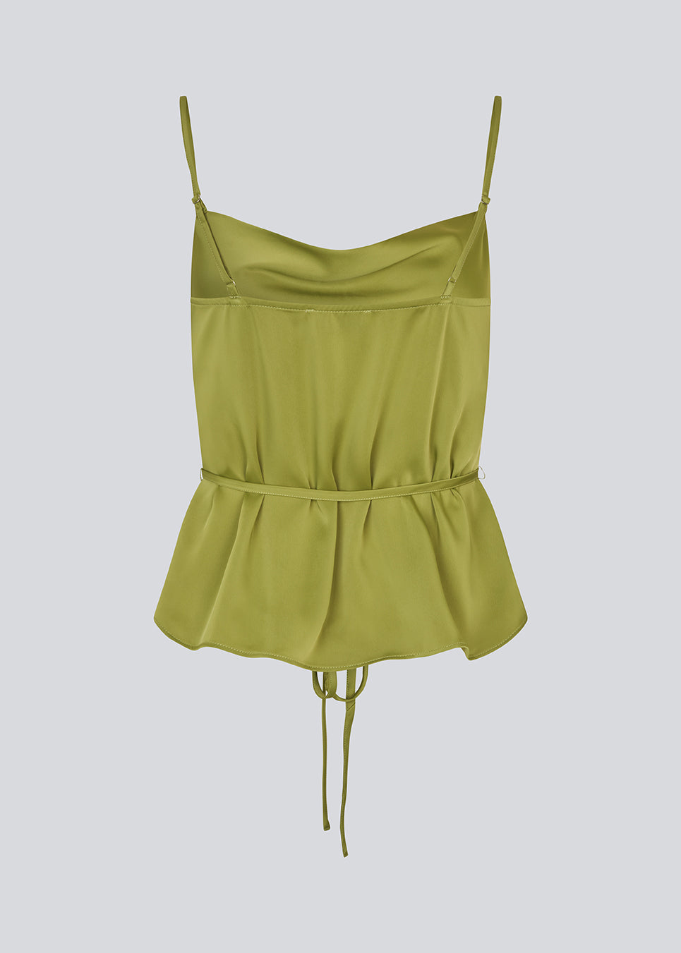 Løs top i grøn med tynde justerbarer stropper i satin. NarcissaMD strap top har et tyndt bindebånd i taljen og en vandfaldsdetalje fortil.