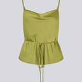 Løs top i grøn med tynde justerbarer stropper i satin. NarcissaMD strap top har et tyndt bindebånd i taljen og en vandfaldsdetalje fortil.