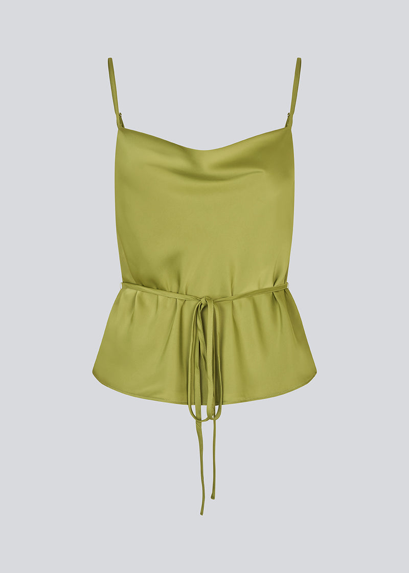 Løs top i grøn med tynde justerbarer stropper i satin. NarcissaMD strap top har et tyndt bindebånd i taljen og en vandfaldsdetalje fortil.