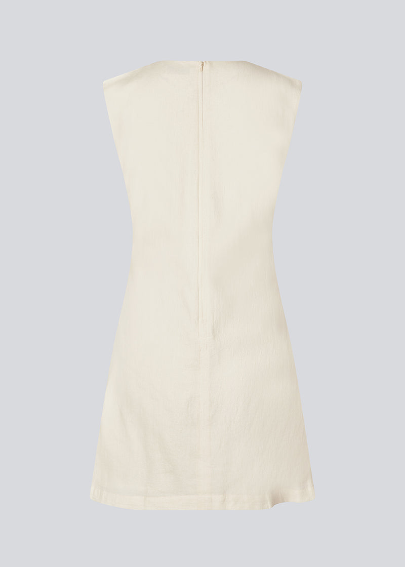 Ærmeløs hvid denim kjole i bomuld. NasirMD dress er firgursyet, har en rund hals og en usynlig lynlås i ryggen.