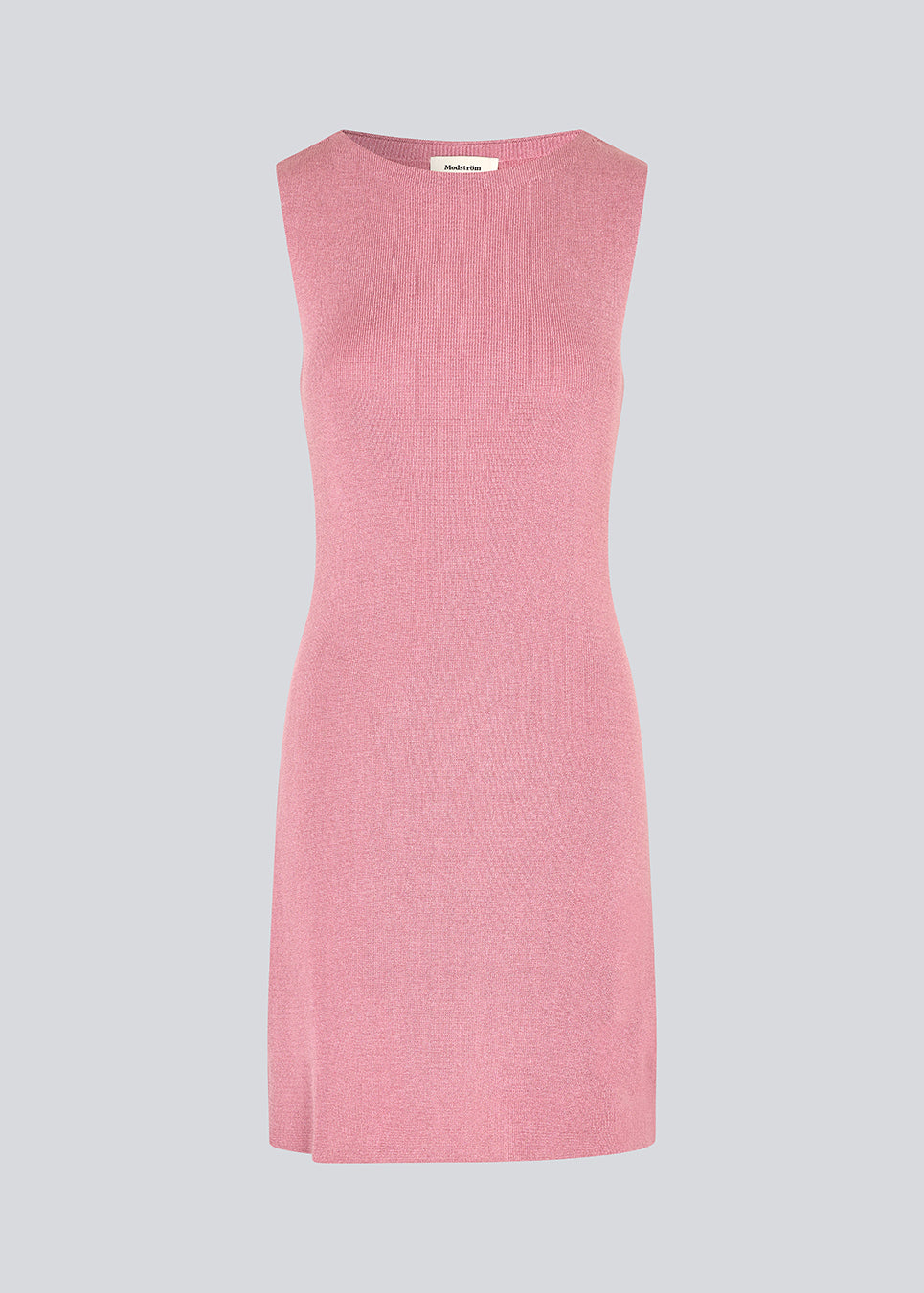 Lyserød kort firgursyet kjole strikket i skinnende strik. NavalMD dress er ærmeløs og har en rund hals.