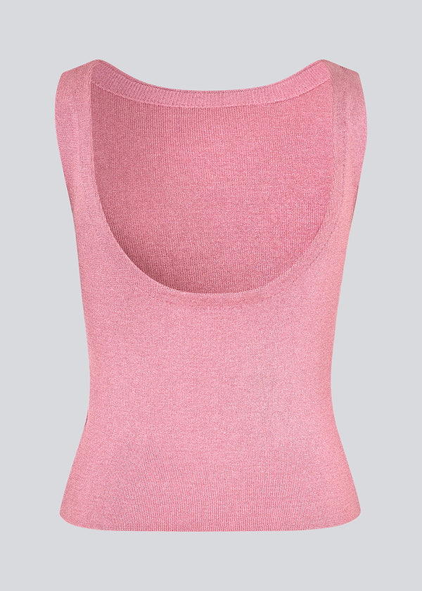 Ærmeløs top i pink/lyserød i en skinnende strik. NavalMD top har en rund hals og en dyb rygudskæring.
