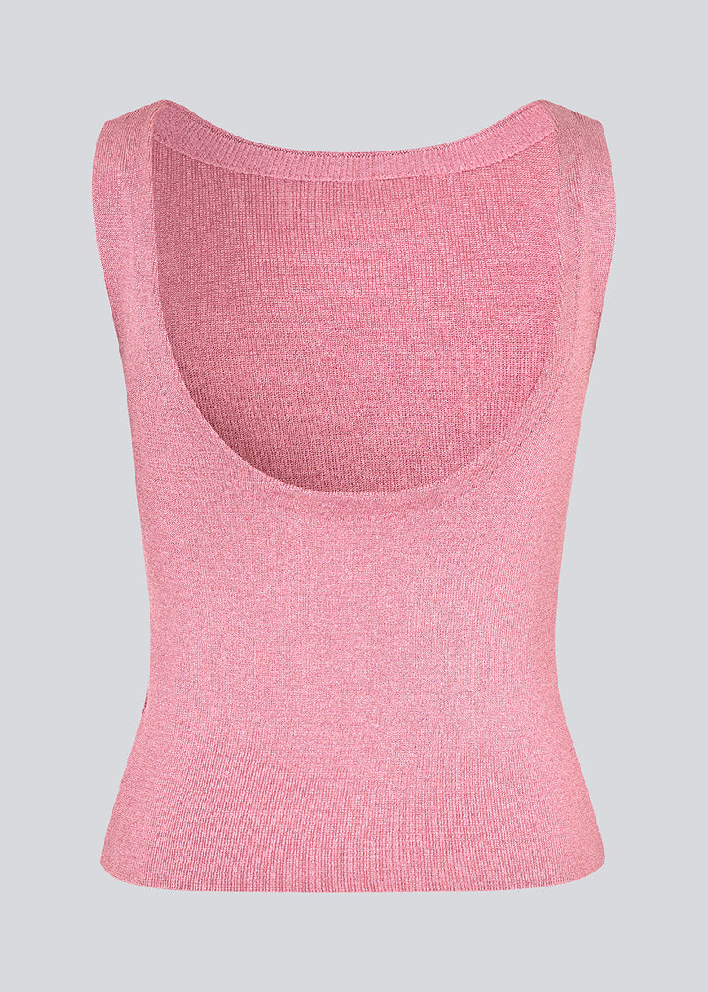 Ærmeløs top i pink/lyserød i en skinnende strik. NavalMD top har en rund hals og en dyb rygudskæring.
