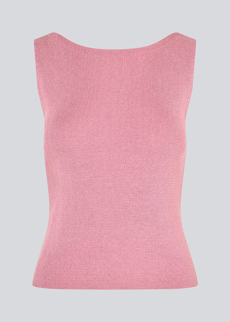 Ærmeløs top i pink/lyserød i en skinnende strik. NavalMD top har en rund hals og en dyb rygudskæring.
