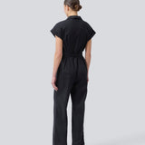 Sort jumpsuit med vidde ben og bindebånd i taljen. NedraMD jumpsuit har en krave, v-hals og lynlåslukning fortil.
