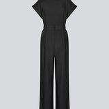 Sort jumpsuit med vidde ben og bindebånd i taljen. NedraMD jumpsuit har en krave, v-hals og lynlåslukning fortil.