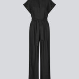 Sort jumpsuit med vidde ben og bindebånd i taljen. NedraMD jumpsuit har en krave, v-hals og lynlåslukning fortil.