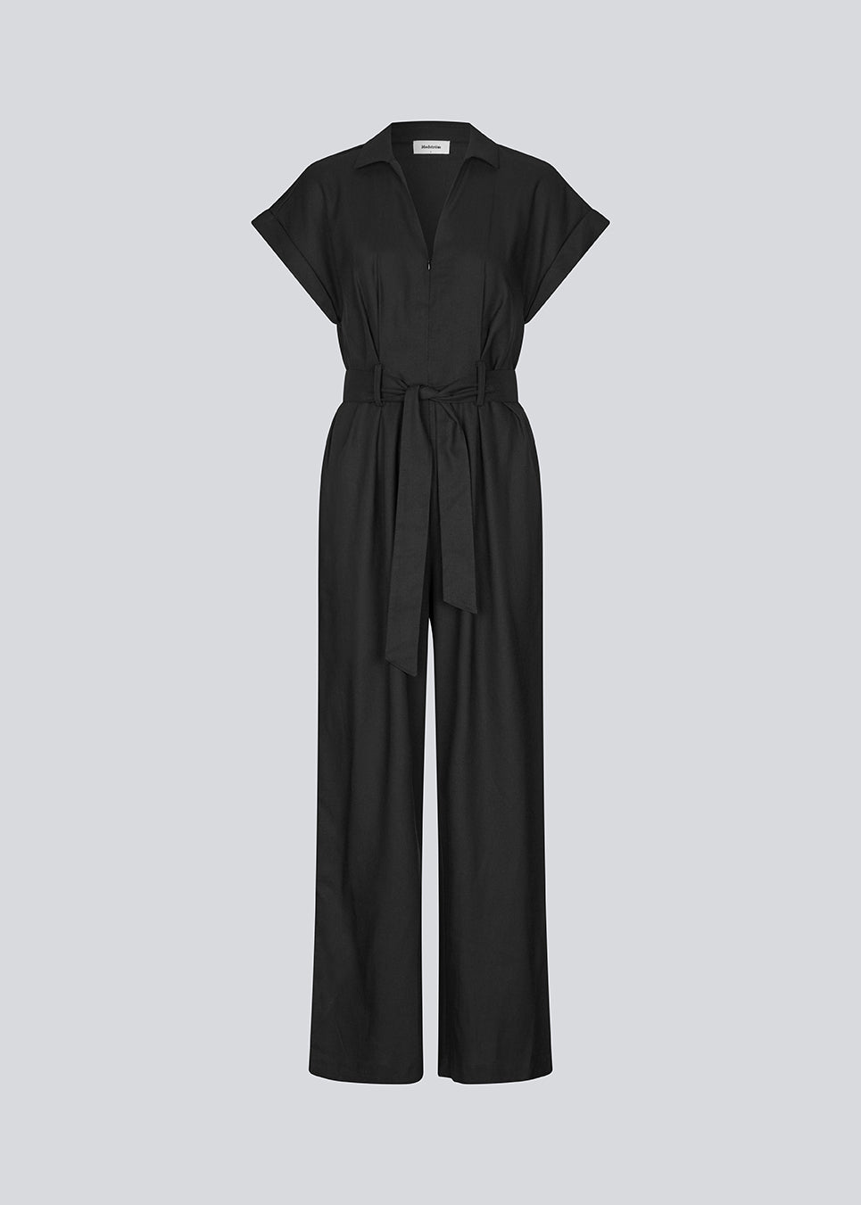 Sort jumpsuit med vidde ben og bindebånd i taljen. NedraMD jumpsuit har en krave, v-hals og lynlåslukning fortil.