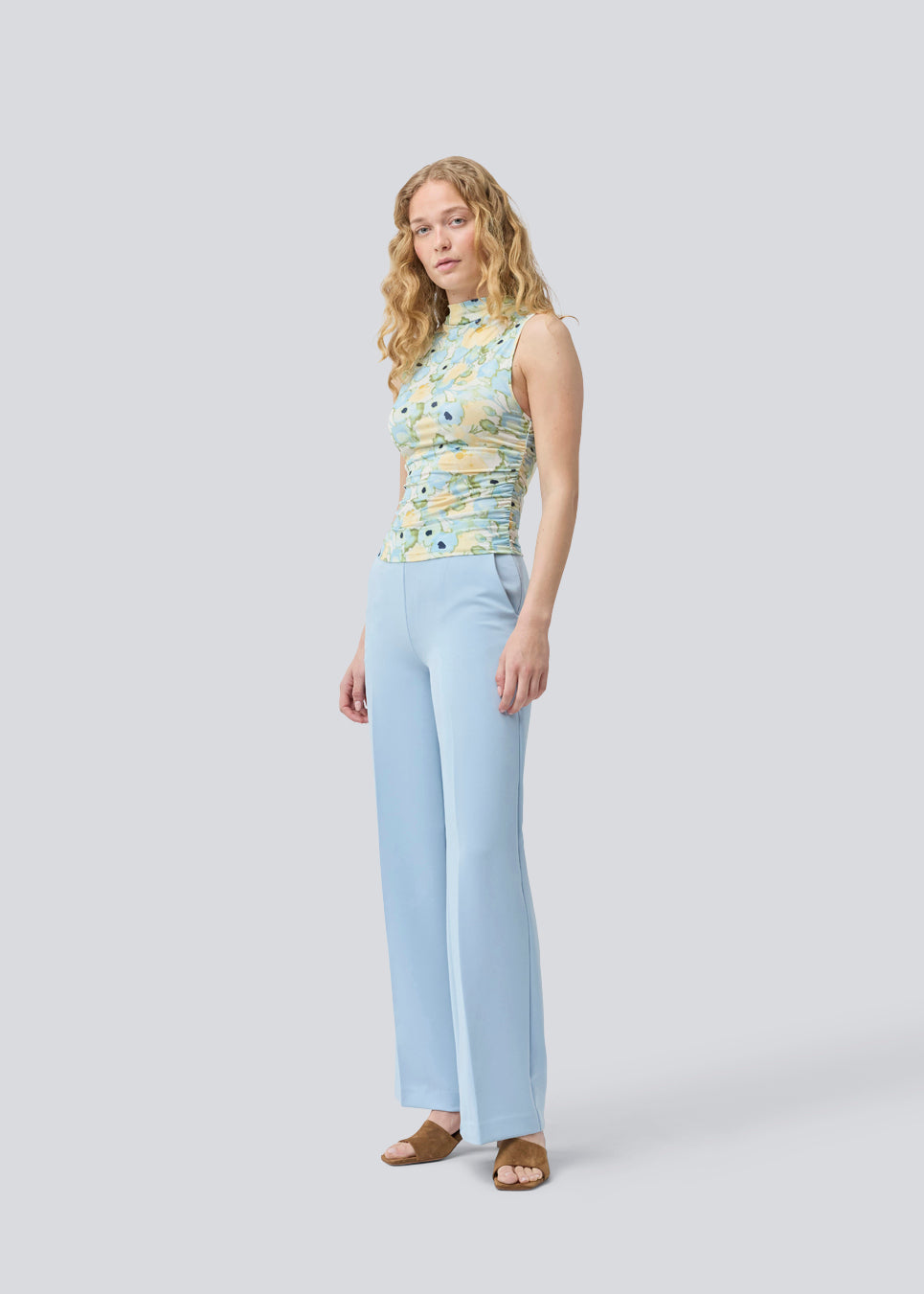 Klassiske bukser i lyseblå med pressefolder og lige ben. Nelli pants lukkes med en skjult lynlås i siden og har en skjult elastik indeni taljen for et mere komfortabelt fit. Modellen er 175 cm og har en størrelse S/36 på Indersøm (S/36): 82 cm Bukserne forlænges med 0,5 cm for hver størrelse.