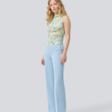 Klassiske bukser i lyseblå med pressefolder og lige ben. Nelli pants lukkes med en skjult lynlås i siden og har en skjult elastik indeni taljen for et mere komfortabelt fit. Modellen er 175 cm og har en størrelse S/36 på Indersøm (S/36): 82 cm Bukserne forlænges med 0,5 cm for hver størrelse.