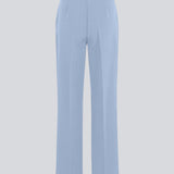 Klassiske bukser i lyseblå med pressefolder og lige ben. Nelli pants lukkes med en skjult lynlås i siden og har en skjult elastik indeni taljen for et mere komfortabelt fit. Modellen er 175 cm og har en størrelse S/36 på Indersøm (S/36): 82 cm Bukserne forlænges med 0,5 cm for hver størrelse.
