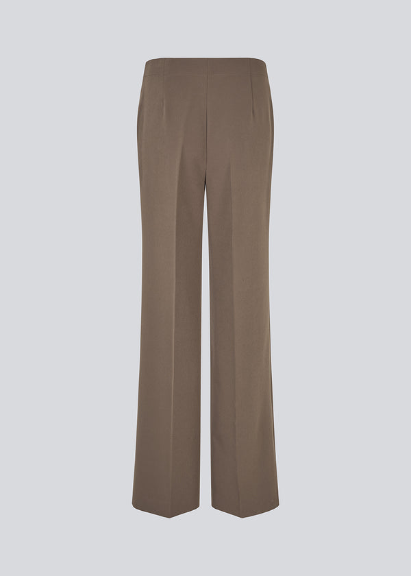 Klassiske bukser med pressefolder og lige ben. Nelli pants lukkes med en skjult lynlås i siden og har en skjult elastik indeni taljen for et mere komfortabelt fit.&nbsp; Indersøm (S/36): 82 cm Bukserne forlænges med 0,5 cm for hver størrelse.