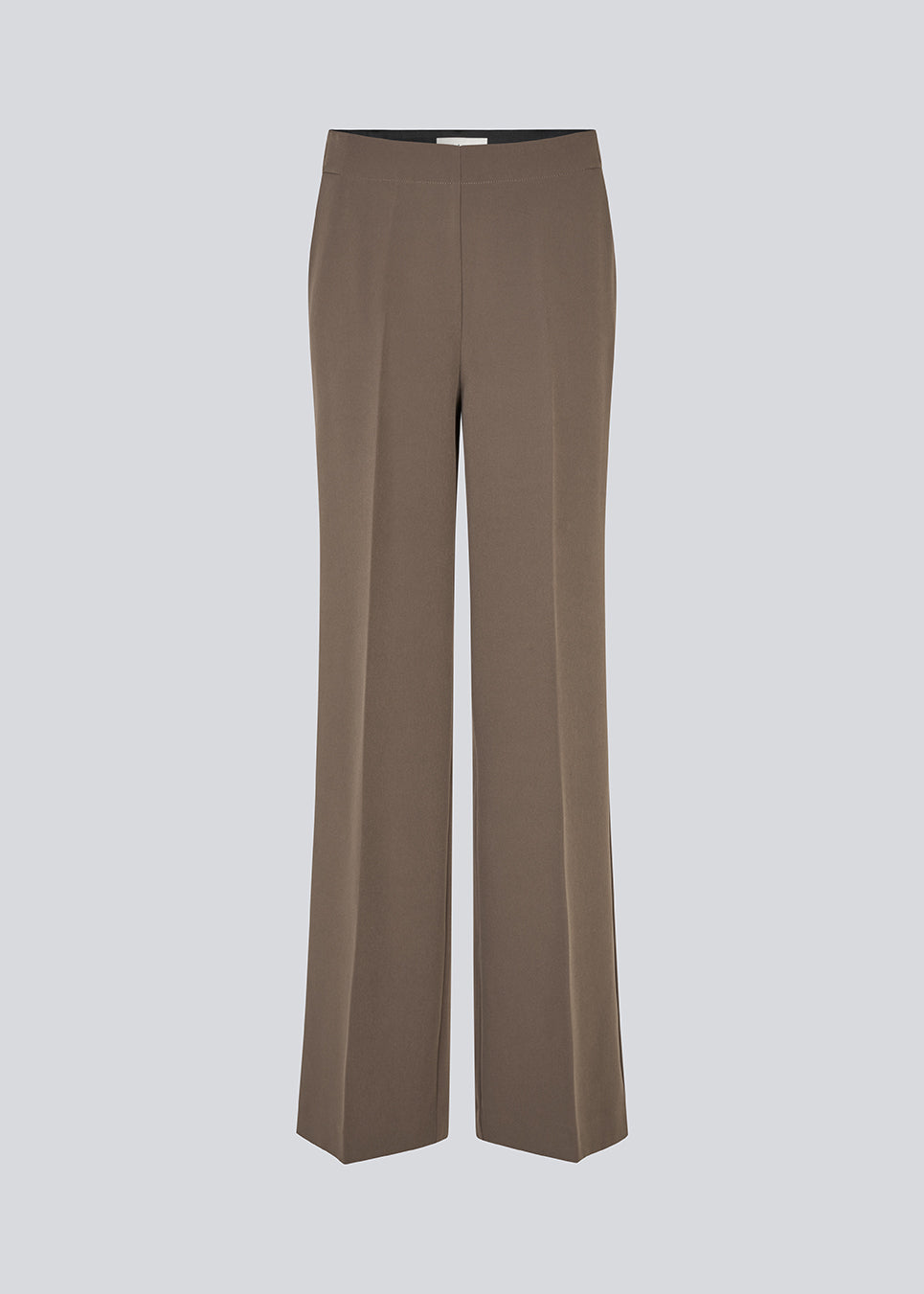 Klassiske bukser med pressefolder og lige ben. Nelli pants lukkes med en skjult lynlås i siden og har en skjult elastik indeni taljen for et mere komfortabelt fit.&nbsp; Indersøm (S/36): 82 cm Bukserne forlænges med 0,5 cm for hver størrelse.