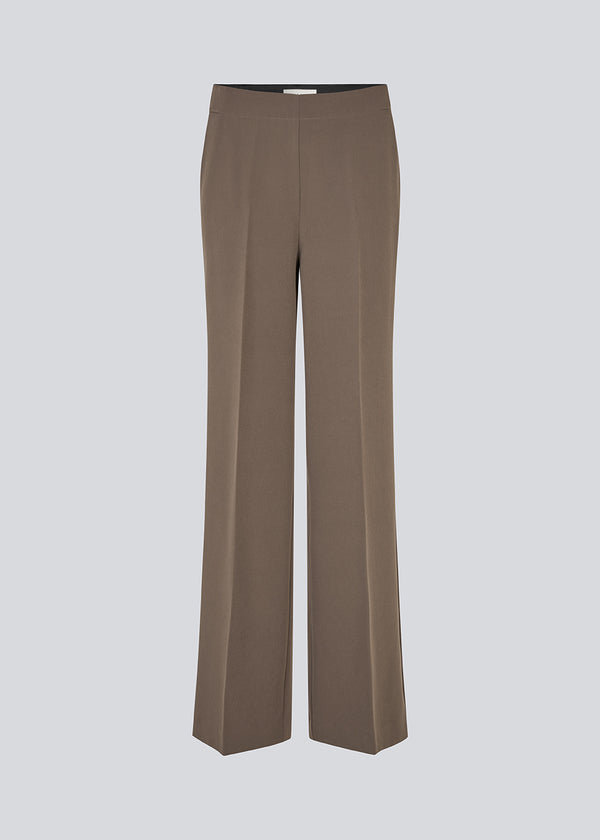 Klassiske bukser med pressefolder og lige ben. Nelli pants lukkes med en skjult lynlås i siden og har en skjult elastik indeni taljen for et mere komfortabelt fit.&nbsp; Indersøm (S/36): 82 cm Bukserne forlænges med 0,5 cm for hver størrelse.