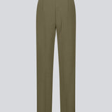 Klassiske bukser i mørkegrøn med pressefolder og lige ben. Nelli pants lukkes med en skjult lynlås i siden og har en skjult elastik indeni taljen for et mere komfortabelt fit.&nbsp; Indersøm S/36: 82 cm Bukserne forlænges med 0,5 cm for hver størrelse.