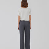 Klassiske bukser med pressefolder og lige ben. Nelli pants lukkes med en skjult lynlås i siden og har en skjult elastik indeni taljen for et mere komfortabelt fit. Modellen er 173 cm og har en størrelse S/36 på Indersøm (S/36): 82 cm Bukserne forlænges med 0,5 cm for hver størrelse.