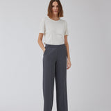 Klassiske bukser med pressefolder og lige ben. Nelli pants lukkes med en skjult lynlås i siden og har en skjult elastik indeni taljen for et mere komfortabelt fit. Modellen er 173 cm og har en størrelse S/36 på Indersøm (S/36): 82 cm Bukserne forlænges med 0,5 cm for hver størrelse.