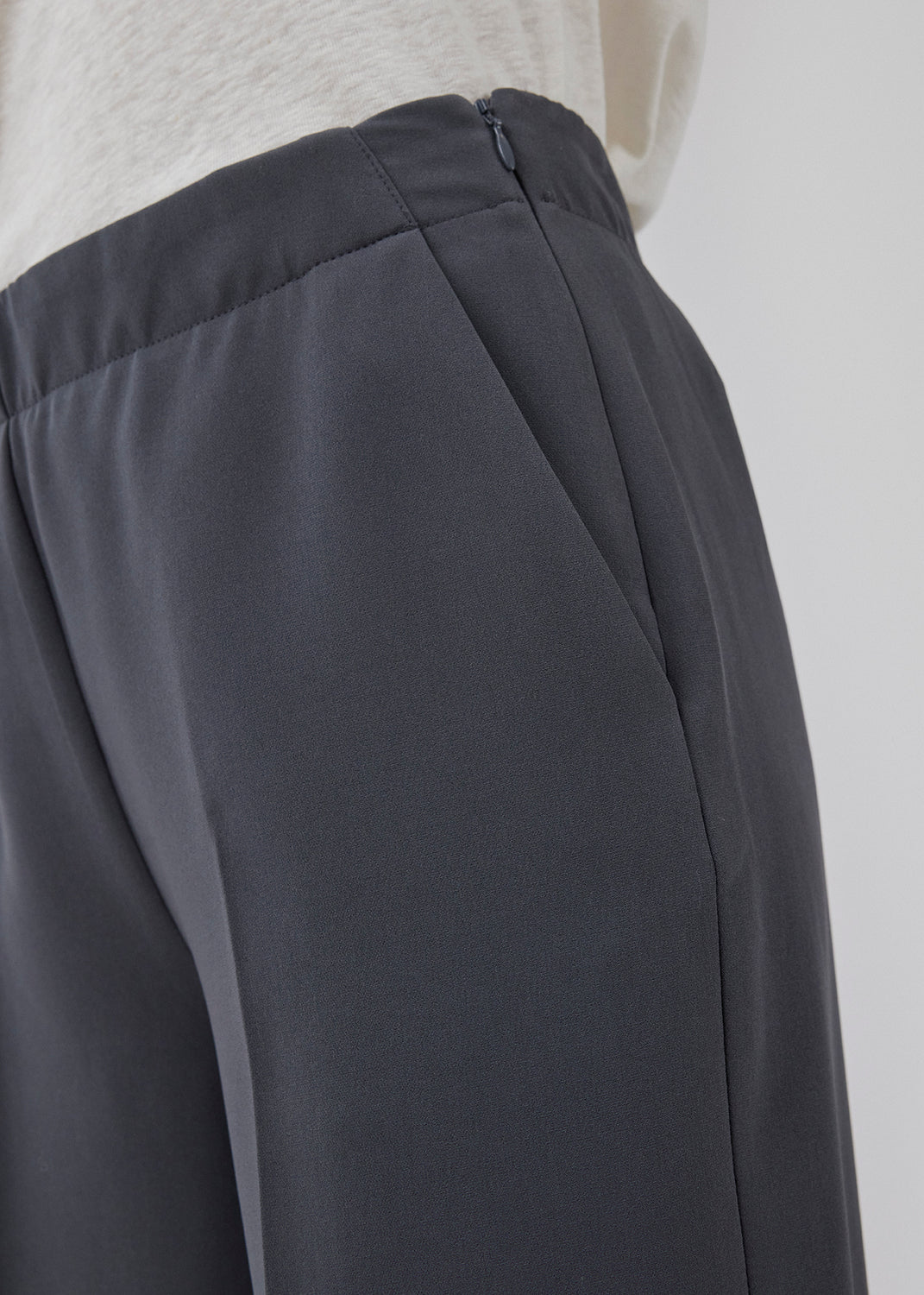 Klassiske bukser med pressefolder og lige ben. Nelli pants lukkes med en skjult lynlås i siden og har en skjult elastik indeni taljen for et mere komfortabelt fit. Modellen er 173 cm og har en størrelse S/36 på Indersøm (S/36): 82 cm Bukserne forlænges med 0,5 cm for hver størrelse.