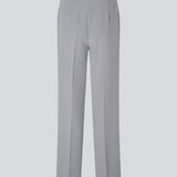 Klassiske bukser i grå med pressefolder og lige ben. Nelli pants lukkes med en skjult lynlås i siden og har en skjult elastik indeni taljen for et mere komfortabelt fit. Indersøm (S/36): 82 cm. Bukserne forlænges med 0,5 cm for hver størrelse.