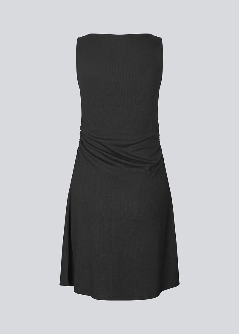 Kort ærmeløs kjole i ribbed jersey. NemiMD dress har en rund halsudskæring og elastiske rynkedetaljer i sidesømmen.