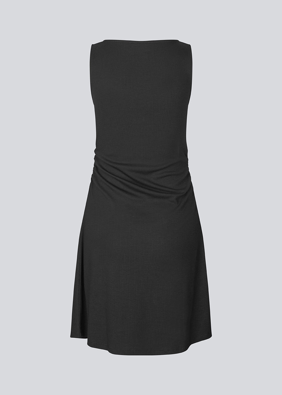 Kort ærmeløs kjole i ribbed jersey. NemiMD dress har en rund halsudskæring og elastiske rynkedetaljer i sidesømmen.