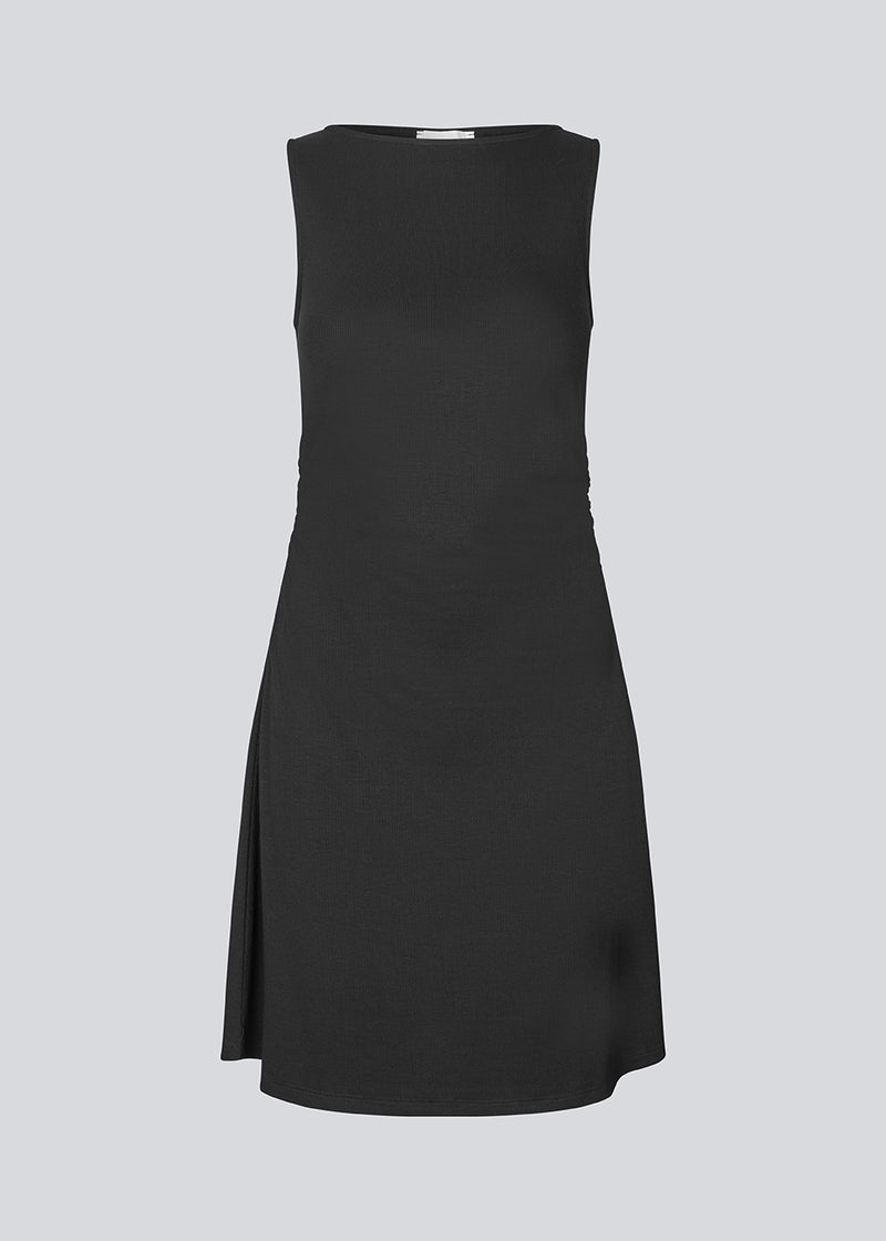 Kort ærmeløs kjole i ribbed jersey. NemiMD dress har en rund halsudskæring og elastiske rynkedetaljer i sidesømmen.