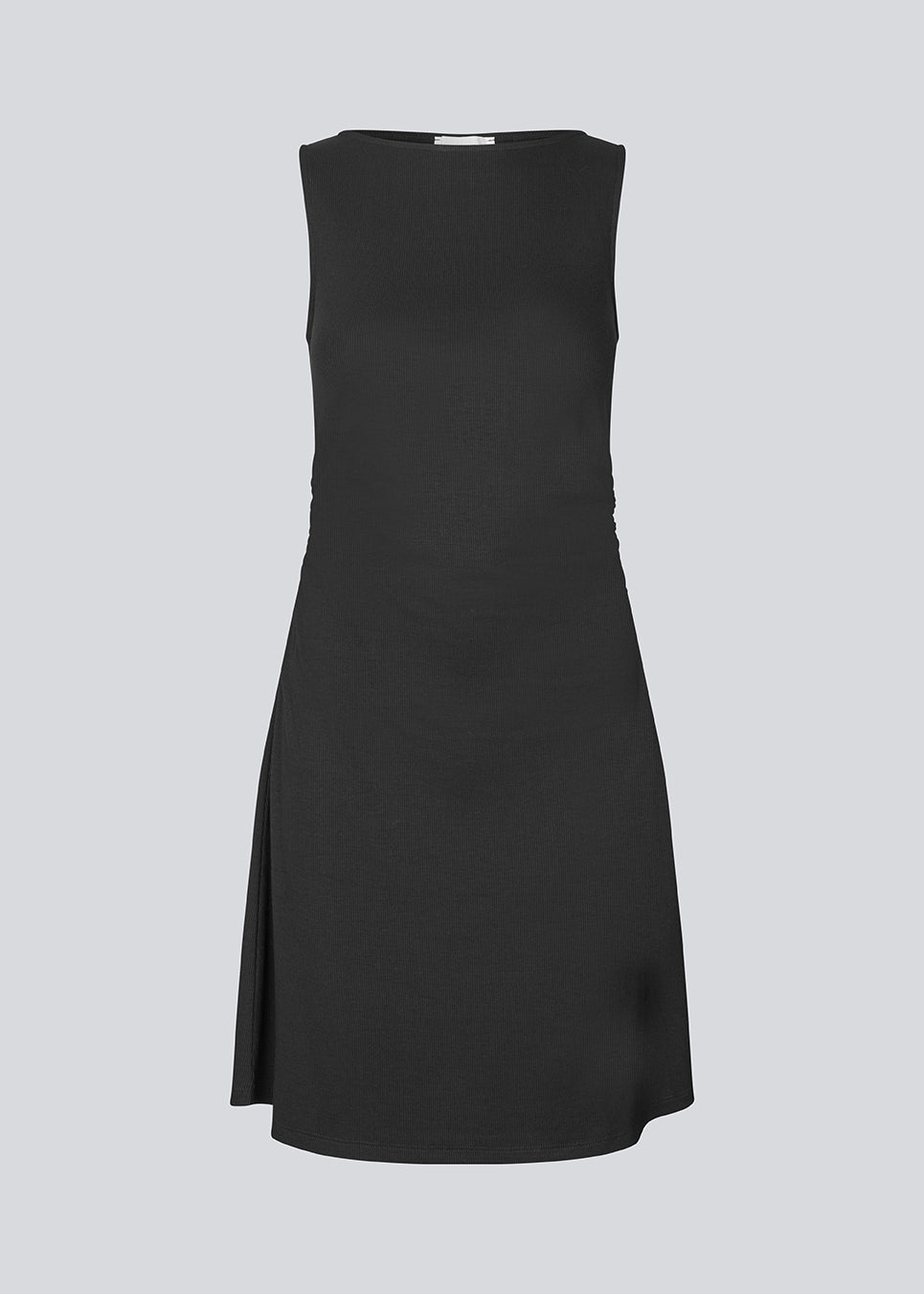 Kort ærmeløs kjole i ribbed jersey. NemiMD dress har en rund halsudskæring og elastiske rynkedetaljer i sidesømmen.