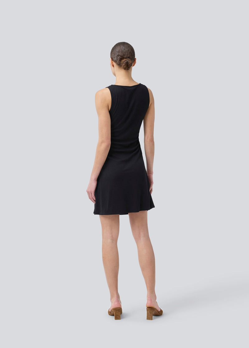 Kort ærmeløs kjole i ribbed jersey. NemiMD dress har en rund halsudskæring og elastiske rynkedetaljer i sidesømmen.