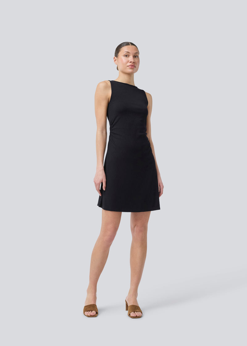 Kort ærmeløs kjole i ribbed jersey. NemiMD dress har en rund halsudskæring og elastiske rynkedetaljer i sidesømmen.
