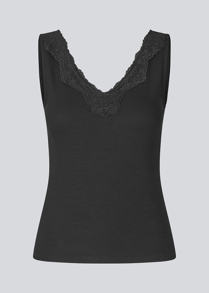 Ærmeløs top med blondekant i ribbed jersey. NemiMD top er figursyet og har en v-udskæring.