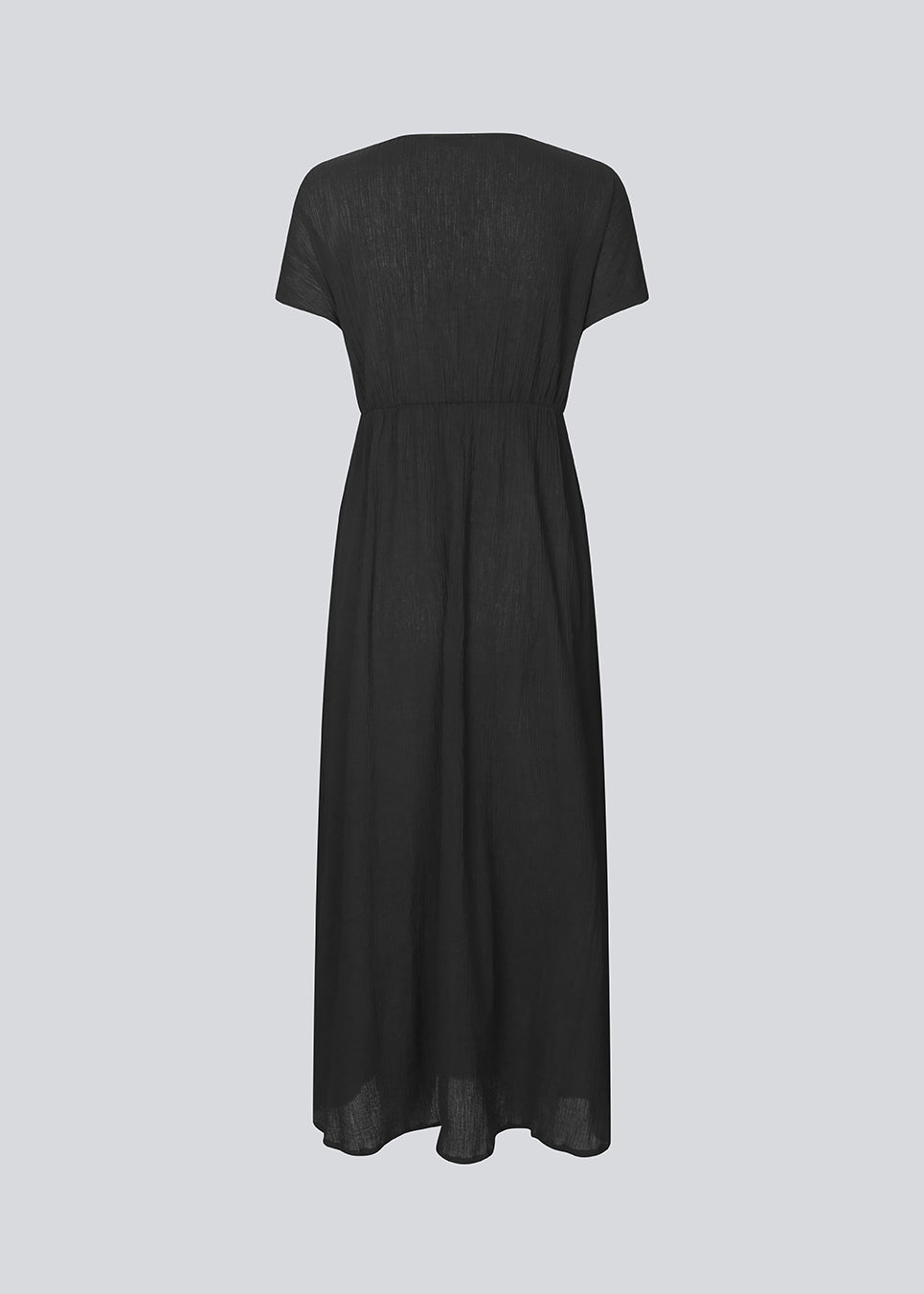 Maxi kjole i sort med v-udskæring og en løs pasform. NemuMD dress har et bindebånd i taljen og korte ærmer.