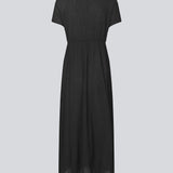 Maxi kjole i sort med v-udskæring og en løs pasform. NemuMD dress har et bindebånd i taljen og korte ærmer.