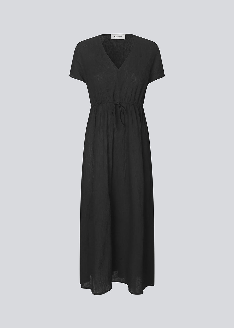 Maxi kjole i sort med v-udskæring og en løs pasform. NemuMD dress har et bindebånd i taljen og korte ærmer.