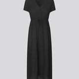Maxi kjole i sort med v-udskæring og en løs pasform. NemuMD dress har et bindebånd i taljen og korte ærmer.