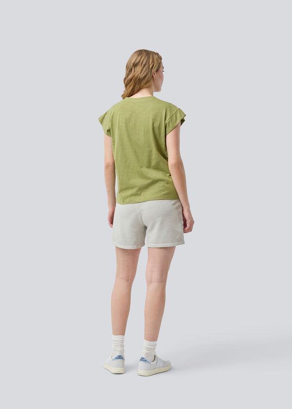 Kortærmet t-shirt i grøn i 100% organic cotton. Neomamd t-shirt har en v-udskæring og en løs pasform.