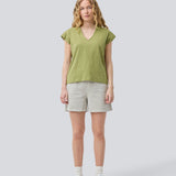 Kortærmet t-shirt i grøn i 100% organic cotton. Neomamd t-shirt har en v-udskæring og en løs pasform.