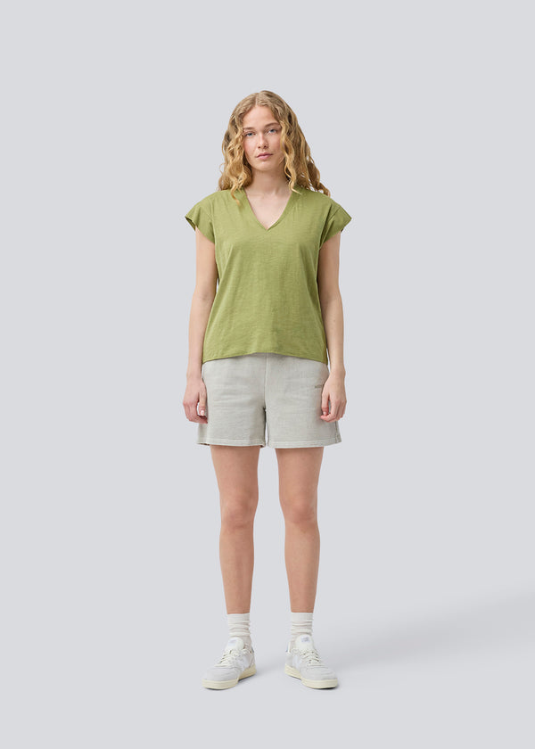 Kortærmet t-shirt i grøn i 100% organic cotton. Neomamd t-shirt har en v-udskæring og en løs pasform.